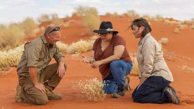 Avelina Tarrago speaks with Pilungah Reserve Managers Corinna Clark and Ingo Schomacker.