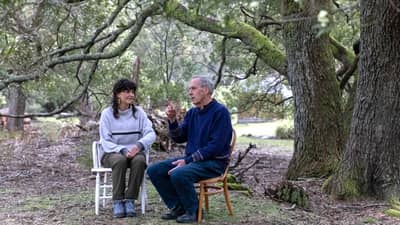 Tiahni Adamson chats with Dr Bob Brown at Oura Oura.