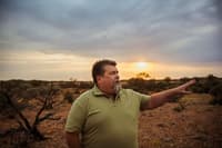 Bruce Hammond on Evelyn Downs Reserve, Yankunytjatjara and Antarkirinja Matu-Yankunytjatjara Country, SA. Photo: Annette Ruzicka