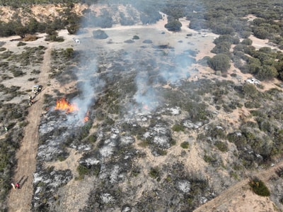 Slow fire and smoke moves across kwongkan shrubland from
a Noongar-led burn at Nowanup.